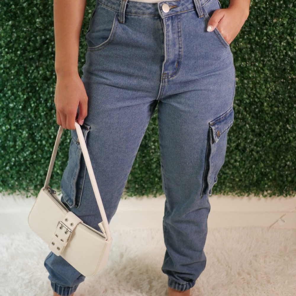 Pretty Little Thing Mid Wash Cargo Pocket Jean